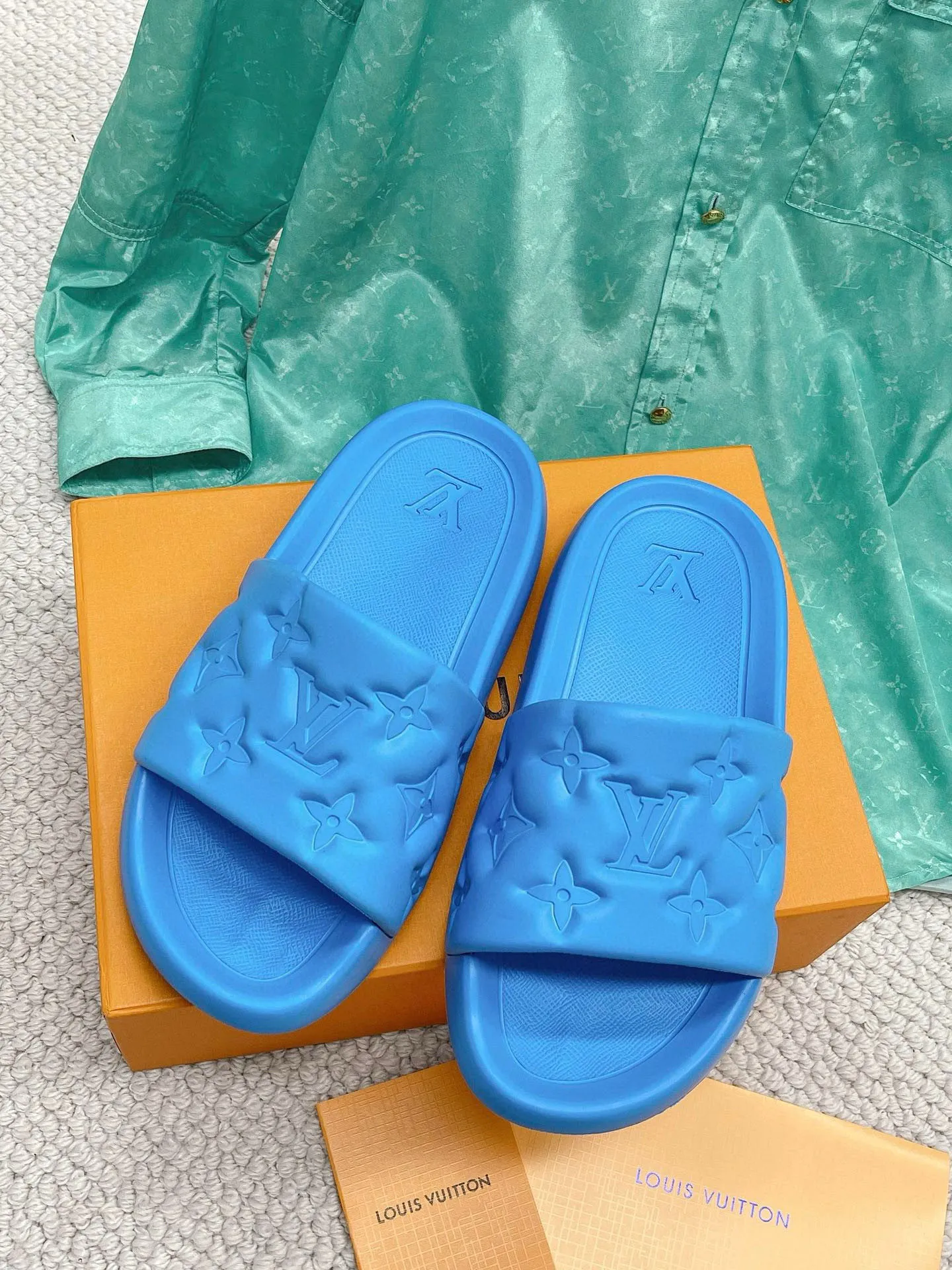 Factory price: 260💰【𝐋𝐕 Slippers】▪️Shoe size: Men's 38-45 ▪️Packaging: Counter top quality~original packaging 𝟐𝟎𝟐3 Louis Vuitton counter's new embossed slippers, L's monogram embossed slippers, Waterfront sandals are back, the upper buckle is embossed with LV's iconic Monogram pattern. Made of waterproof rubber with a comfortable and resilient insole. The lightweight, flexible outsole is embossed with the Louis Vuitton logo. ▪️Fabric: Original molded rubber foam surface ▪️Technology: embossed logo ▪️Sole: Original molded rubber foam outsole ▪️Sole thickness: 3CM.